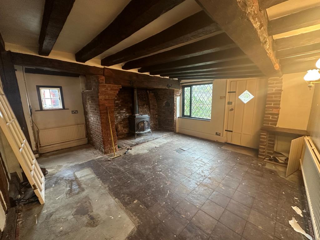 Lot: 44 - SEMI-DETACHED COTTAGE FOR REFURBISHMENT - Living room